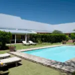 El amplio jardín y la zona de la piscina ofrecen un lugar maravilloso para relajarse y tomar el sol sudafricano.