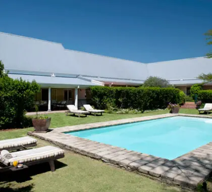 El amplio jardín y la zona de la piscina ofrecen un lugar maravilloso para relajarse y tomar el sol sudafricano.