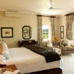 Las habitaciones, bellamente decoradas, tienen un aire campestre clásico, con terrazas privadas que dan a la reserva.