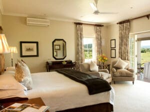 Las habitaciones, bellamente decoradas, tienen un aire campestre clásico, con terrazas privadas que dan a la reserva.