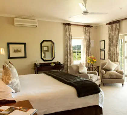 Las habitaciones, bellamente decoradas, tienen un aire campestre clásico, con terrazas privadas que dan a la reserva.