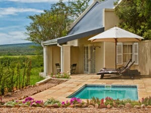 La romántica suite de luna de miel es completamente privada y tiene su propia terraza y piscina.