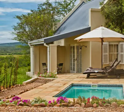 La romántica suite de luna de miel es completamente privada y tiene su propia terraza y piscina.