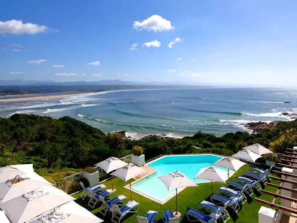 La famosa playa de Roberg, en Plettenberg Bay, es conocida por sus excelentes condiciones para tomar el sol y practicar surf.