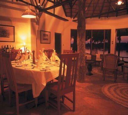 Disfrute de una deliciosa cena en el acogedor comedor