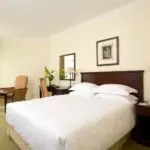 Las habitaciones son cómodas y sencillas, con habitaciones estándar para parejas y suites familiares con dos camas dobles.