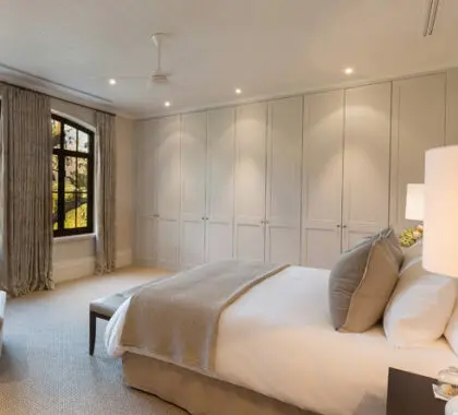 Os quartos são elegantes e confortáveis, com tapetes de sisal de pelúcia, tecidos luxuosos e tons neutros suaves.