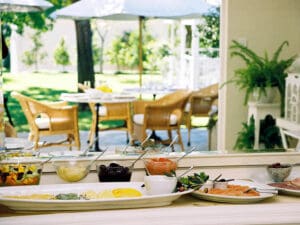 Los chefs preparan deliciosos desayunos bufé con opciones frías y calientes.