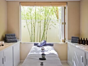 Los huéspedes pueden disfrutar de lujos como un centro de bienestar y una clínica de belleza.