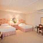 También hay habitaciones dobles equipadas con aire acondicionado, calefacción, TV vía satélite y minibar.