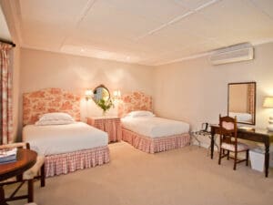 También hay habitaciones dobles equipadas con aire acondicionado, calefacción, TV vía satélite y minibar.