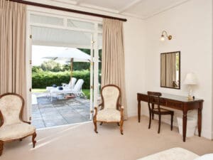 Las confortables habitaciones del Rosenhof dan a una terraza y a un patio ajardinado.