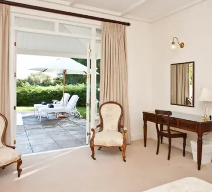 Las confortables habitaciones del Rosenhof dan a una terraza y a un patio ajardinado.
