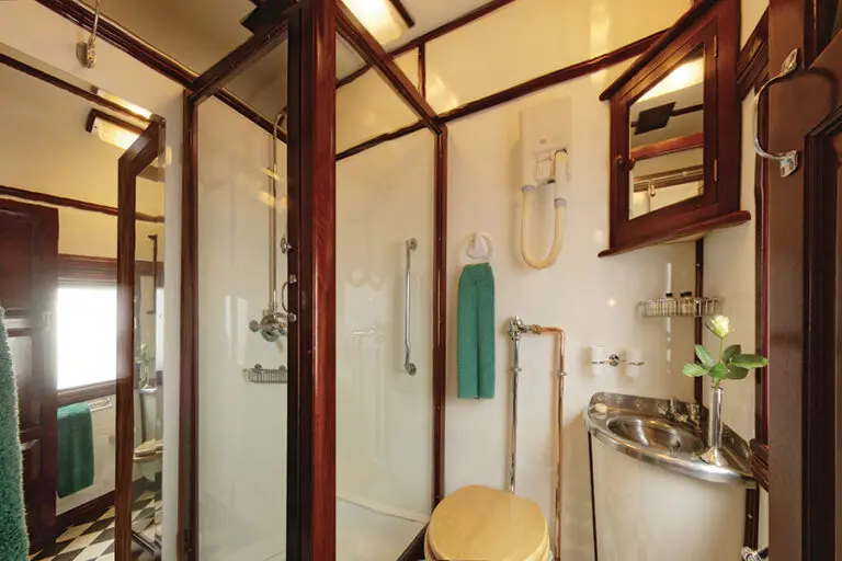 rovos-rail-rvr-deluxebathroom-hres