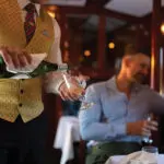 Disfrute de buenos vinos y cenas a bordo de Rovos Rail.