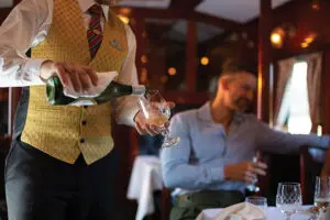 Disfrute de buenos vinos y cenas a bordo de Rovos Rail.