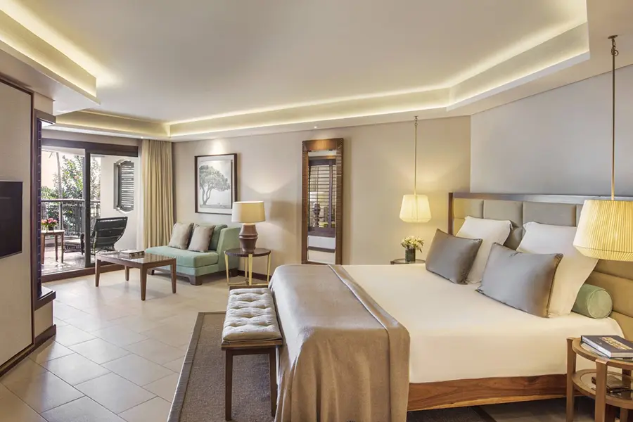 royal-palm-hotel-beachcomber-mauritius-royal_palm_ocean_suite_bedroom