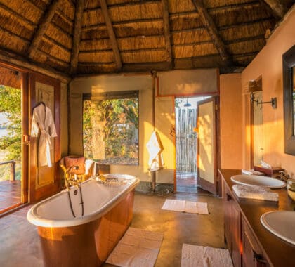 Cada cuarto de baño tiene una bañera clásica de cobre y una romántica ducha exterior.