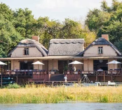 El Royal Zambezi Lodge está justo a orillas del río, con su propio embarcadero, barcas y canoas.