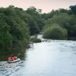 Rodeado de aguas tranquilas y árboles de ribera.
