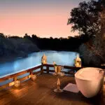 Cada villa tiene una terraza con una gran bañera al aire libre.