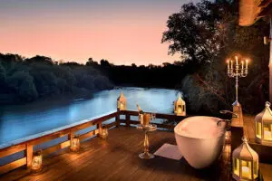 Cada villa tiene una terraza con una gran bañera al aire libre.
