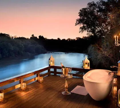 Cada villa tem um deque com uma grande banheira ao ar livre.