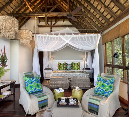 Ar condicionado e uma cama king-size extra longa.