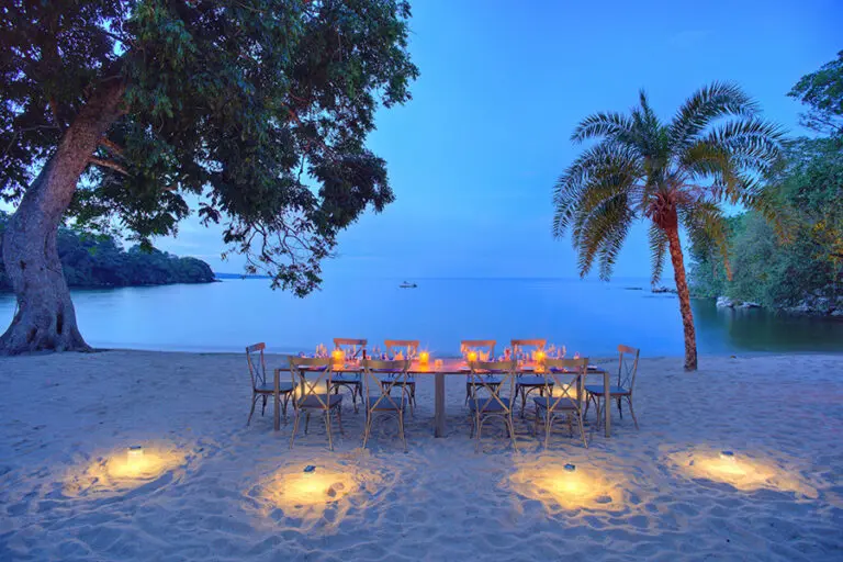 RubondoIslandCamp-Dining-Beach