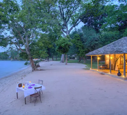 RubondoIslandCamp-Exterior-Playa
