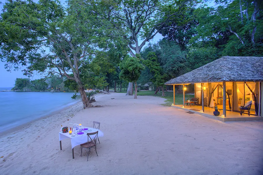 RubondoIslandCamp-Exterior-Playa