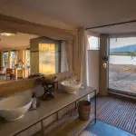 Baños elegantes con una decoración exquisita.