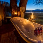 Tome un baño encantador bajo el cielo africano.