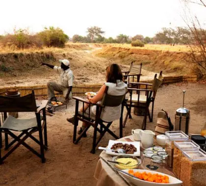 Un abundante desayuno con café recién hecho es su merecida recompensa tras una mañana de safari a pie.