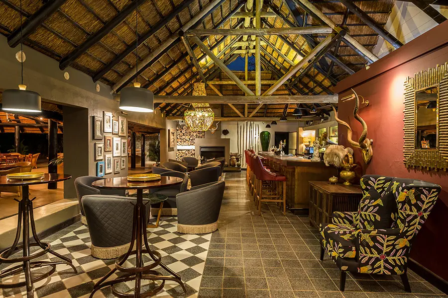 Sip on drinks at the lodge's well-stocked bar, including a selection of fine South African wines and gins.