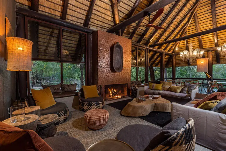 sabi-sabi-little-bush-camp-lounge-dining-area