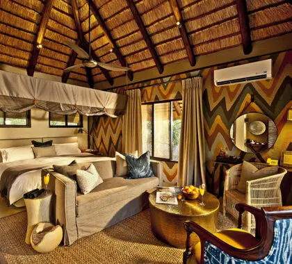 Interior espacioso de la Suite de Lujo del Sabi Sabi Little Bush Camp.