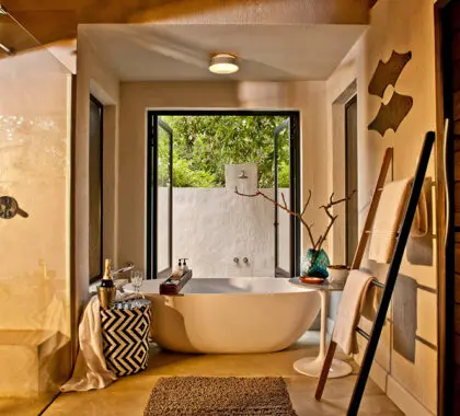 Cada una de las seis suites de lujo cuenta con una bañera de hidromasaje climatizada.