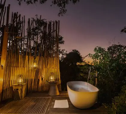 La Suite Luna de Miel cuenta con una bañera exterior para disfrutar de un lujoso baño bajo las estrellas.