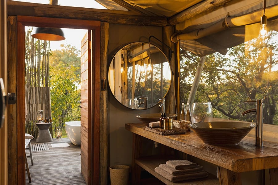 sable-alley-botswana-19_sable_alley_-_honeymoon_tent_bathroom