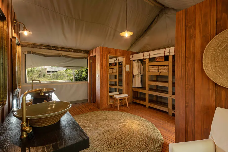 sable-alley-natural-selection-botswana-khwai-private-reserve-okavango-delta-_guest-tent-bathroom-1