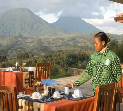 Disfrute de las espectaculares vistas de las Virungas mientras saborea otra deliciosa comida en la terraza exterior.