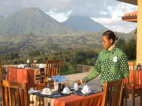 Disfrute de las espectaculares vistas de las Virungas mientras saborea otra deliciosa comida en la terraza exterior.