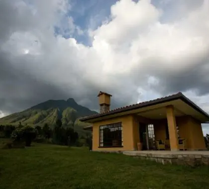 El lodge está situado entre la cordillera Virunga, en Ruanda.