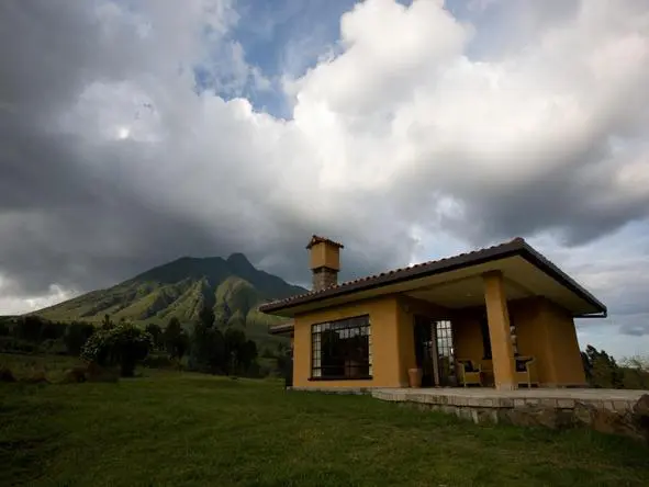 El lodge está situado entre la cordillera Virunga, en Ruanda.