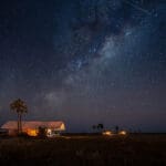 El campamento está tan alejado que puede esperar increíbles cielos nocturnos estrellados.