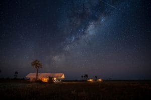 El campamento está tan alejado que puede esperar increíbles cielos nocturnos estrellados.