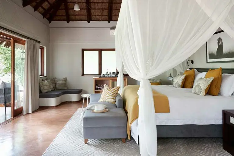 Interior de la suite del Sanctuary Chobe Chilwero Lodge.