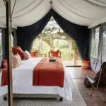 Interior de la tienda del Sanctuary Ngorongoro Crater Camp.