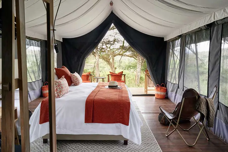 Interior de la tienda del Sanctuary Ngorongoro Crater Camp.